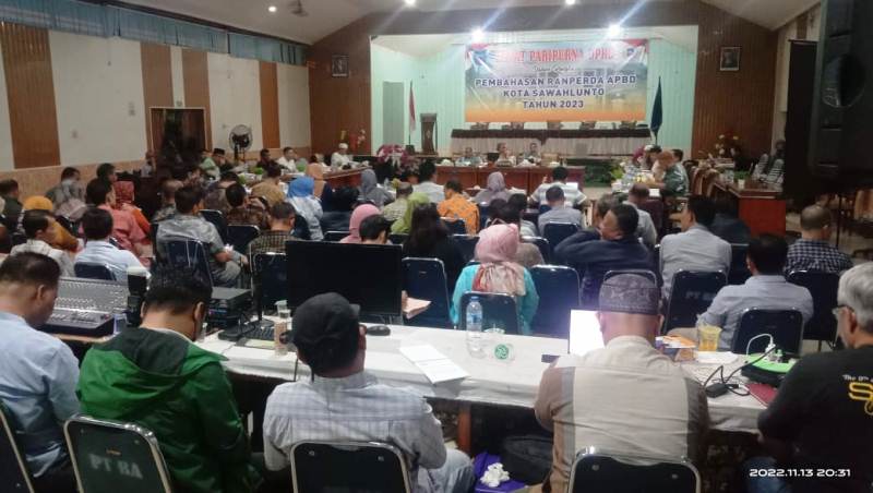 Suasana Rapat Pembahasan Anggaran APBD Tahun 2023 Kota Sawahlunto di Hall PT BA UPO, Minggu (13/11)